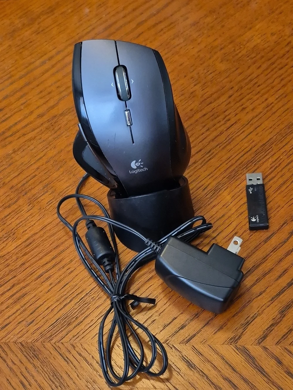 Logitech MX Revolution M-RBQ124 Ergonomic Wireless Laser Mouse W/ Charger & USB